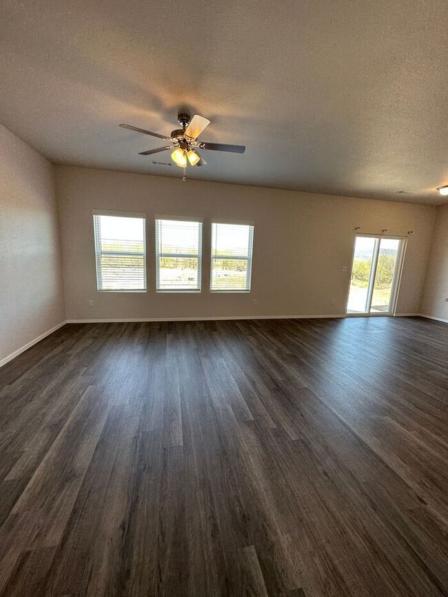 Building Photo - *Valentine's Day Special!* Three Bedroom |...