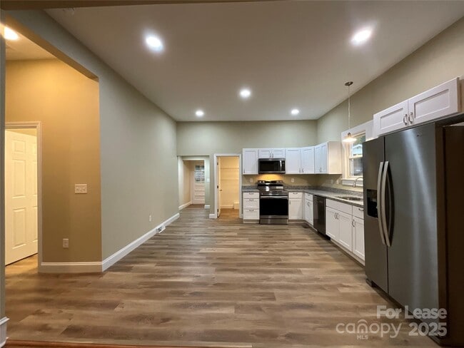 Building Photo - 516 W 7th St