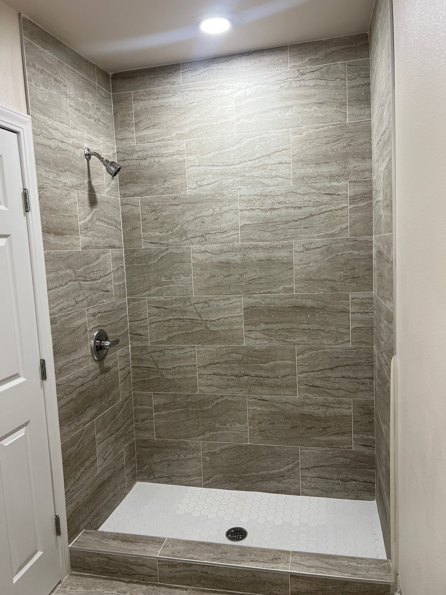 Shower - 1511 S Ong St