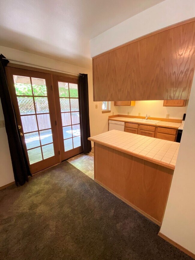 Building Photo - 3 Bed, 2 Bath 1 block from CWU