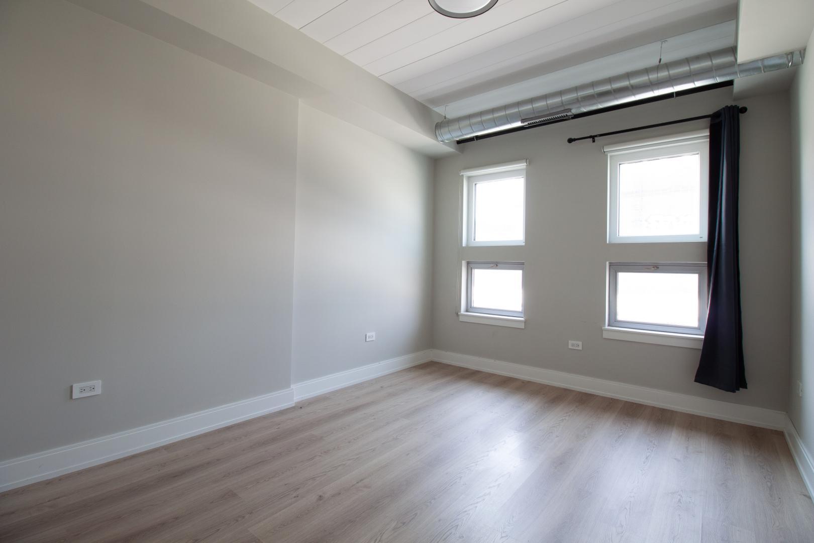 Building Photo - 941 W Belmont Ave
