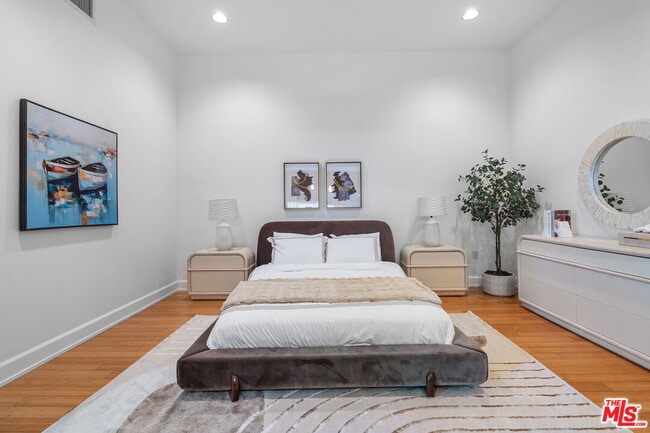 Building Photo - 3223 W 6th St