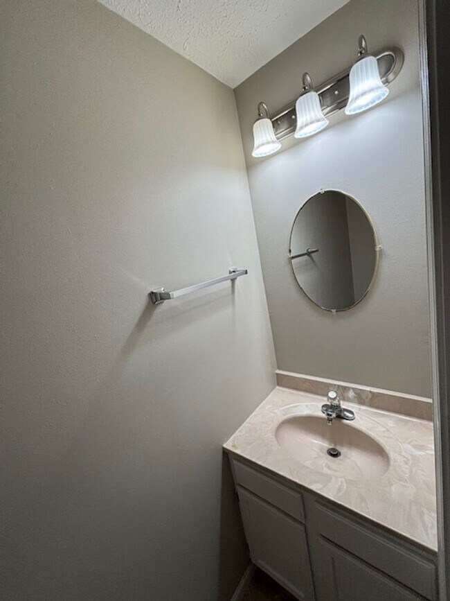 Building Photo - Spacious 3 bedroom Townhome: Available NOW!