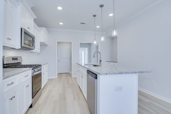 Building Photo - Like New Home - 4 Bed 3 Bath