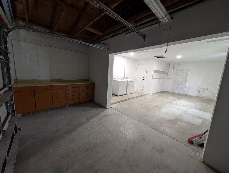 Building Photo - 2702 SE 17th Ave