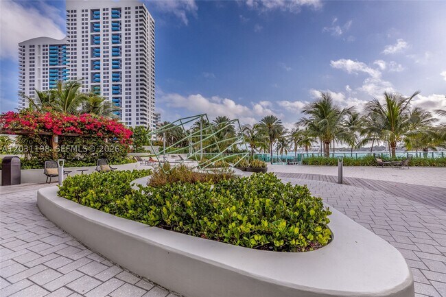 Building Photo - 1500 Bay Dr E