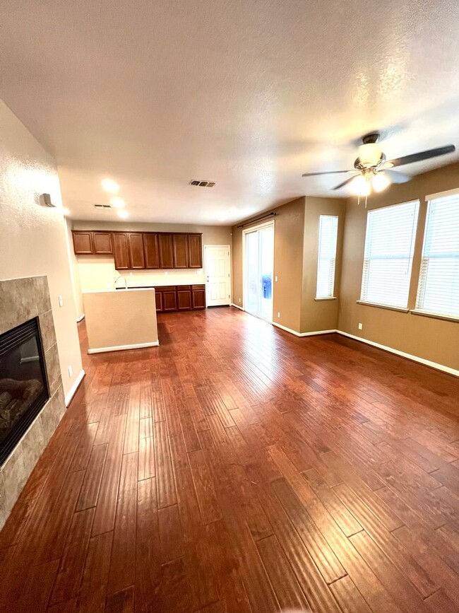 Building Photo - Modesto: $2529  3 bedroom 2.5 bath well ma...