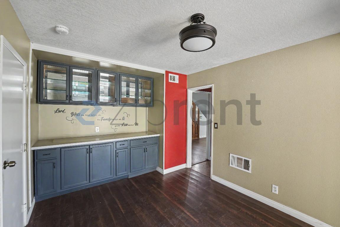 Building Photo - Unit