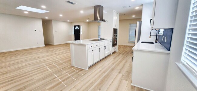 Building Photo - 1607 Centenary Dr