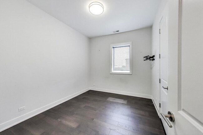 Building Photo - 3224 N Elston Ave