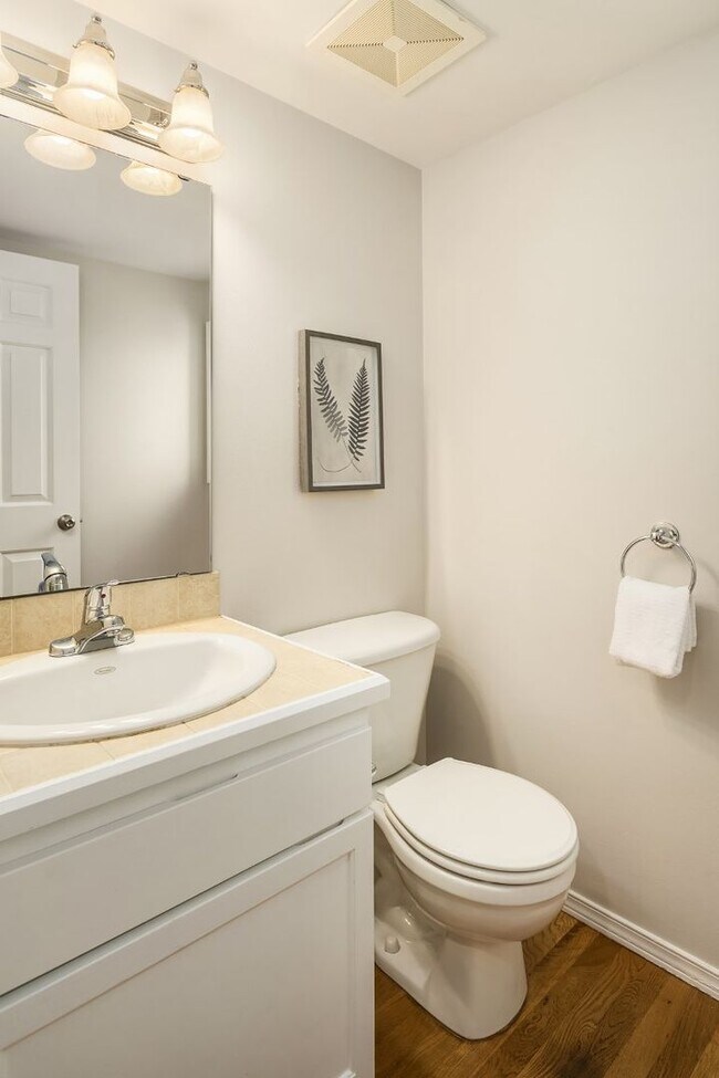 Building Photo - 3Bd/2.25Ba Seattle Townhouse