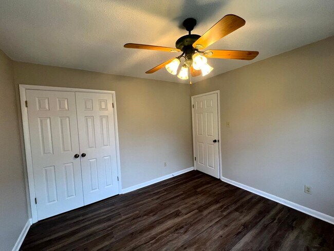Building Photo - 109 Deerfield Dr