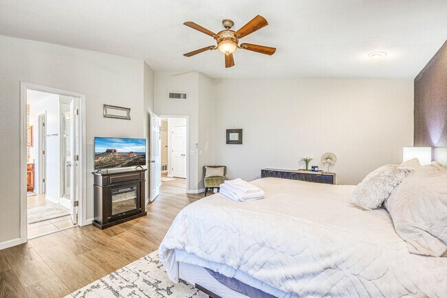 Building Photo - Beautiful Westside home FURNISHED with 4 b...