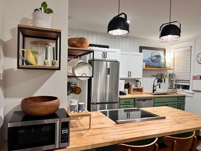 Primary Photo - Charming Reynolds Ave Rental – Spacious Yard, Stylish Kitchen, Great Location