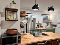 Building Photo - Charming Reynolds Ave Rental – Spacious Yard, Stylish Kitchen, Great Location