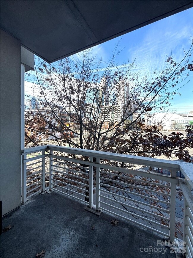 Building Photo - 505 E 6th St