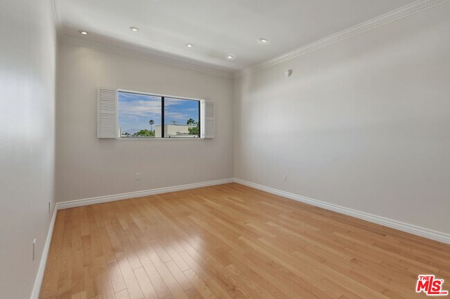 Building Photo - 4443 Ventura Canyon Ave