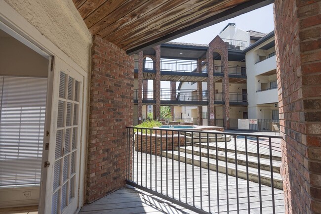 Building Photo - PRE-LEASE 2025/2026: Gated, Adorable Condo...