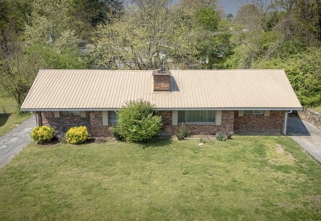 Building Photo - Charming Pet-Friendly 2BR Home with Off-Street Parking in Chattanooga