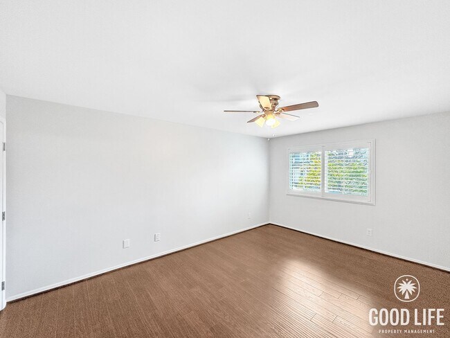 Building Photo - Spacious 2B/1.5BA Condo in Bay Park! Reserved Parking, Balcony, Fireplace Display & Pool!