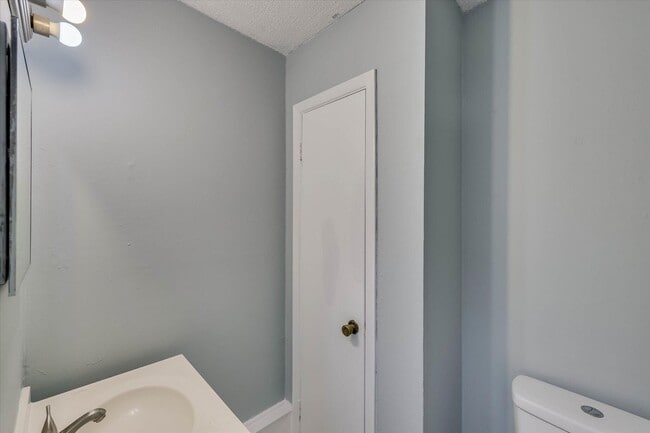 Building Photo - 2408 Southdale Dr
