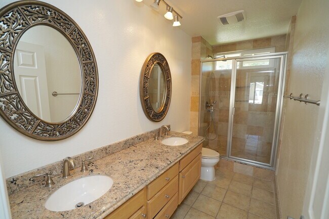 Building Photo - 4 Bedroom Rental Home in Santa Clarita.