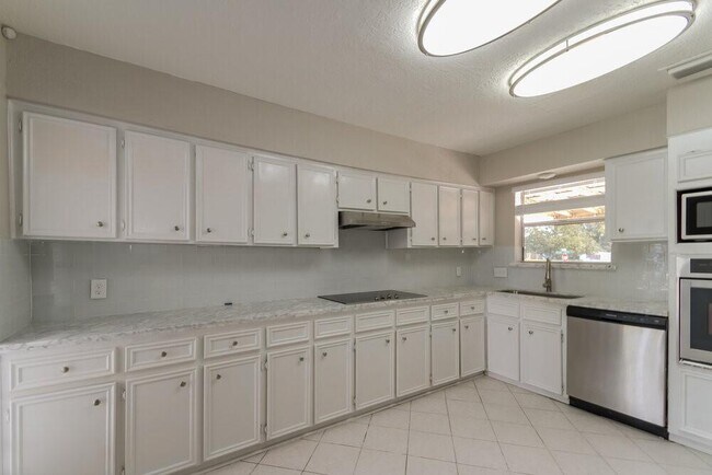 Building Photo - 701 Tanglewood Dr