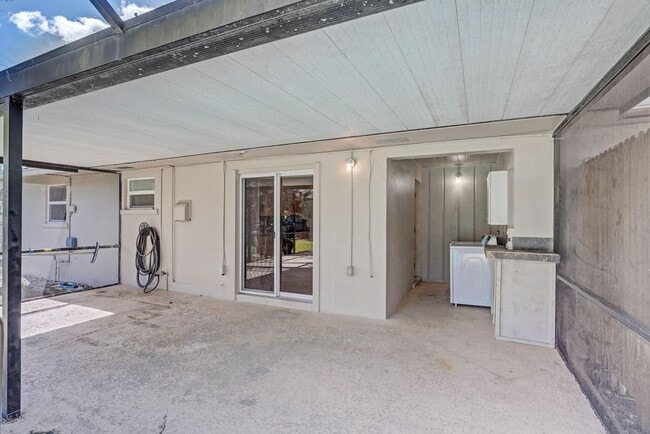 Building Photo - 2545 Venice Dr