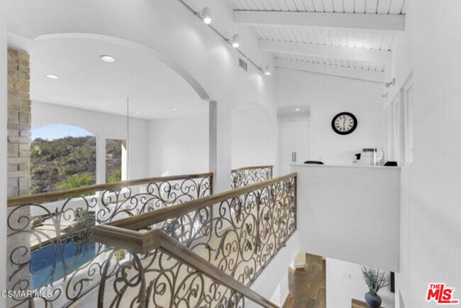 Building Photo - 987 Brookview Ave