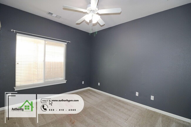 Building Photo - 2631 Queens Way