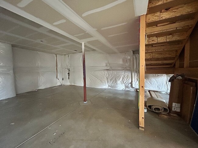 Building Photo - Spacious 5-Bedroom House with Large Fenced Yard