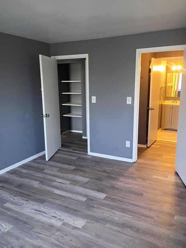 Building Photo - Updated 2BR Apartment | Heat Included | Kenosha Location