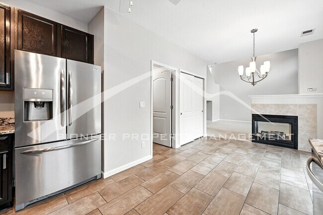 Building Photo - Spacious Home with Washer/Dryer and Centra...