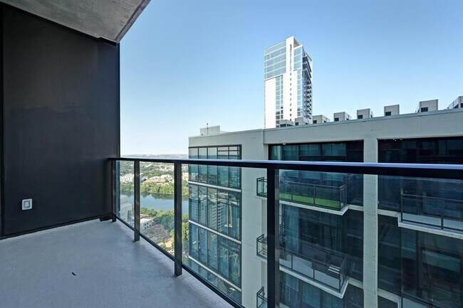 Building Photo - 610 Davis St