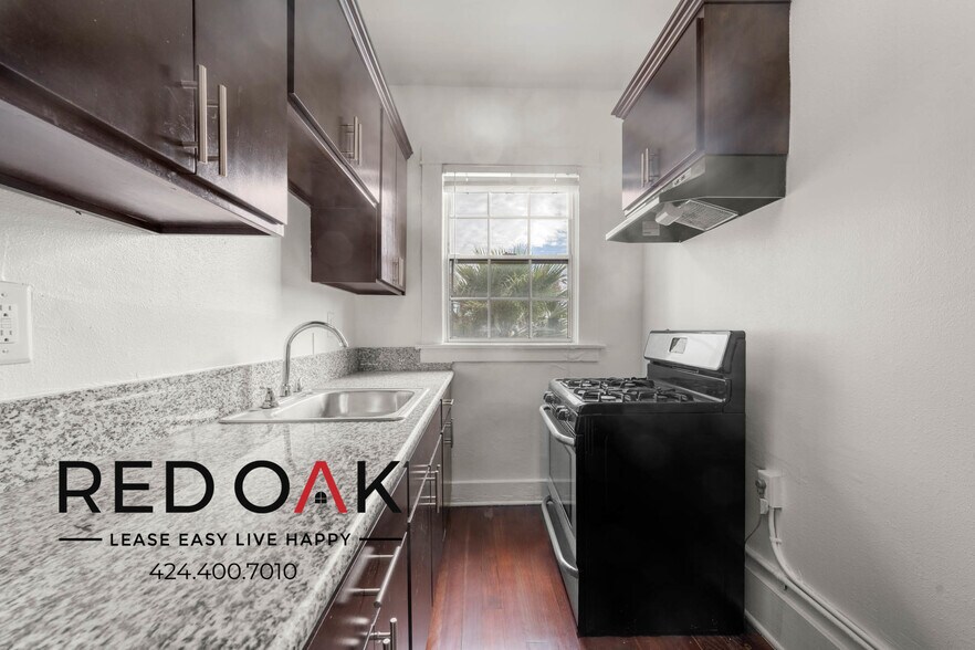 Building Photo - 1110 S Lake St