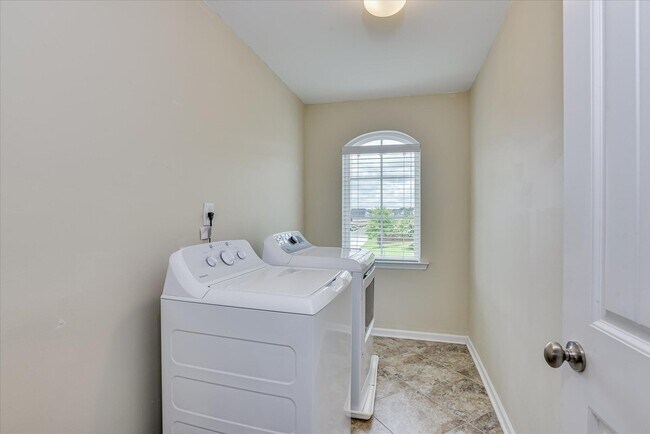 Building Photo - 314 Bella Rose Dr