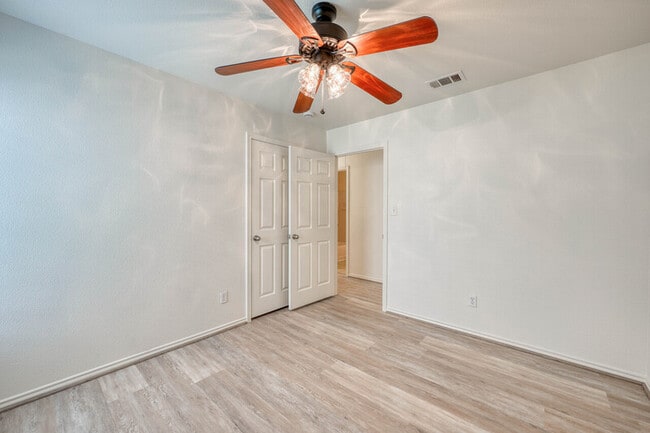 Building Photo - 1511 N Claremont Cir