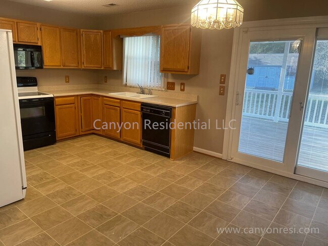 Building Photo - Beautiful 3b2b, ready to move in!