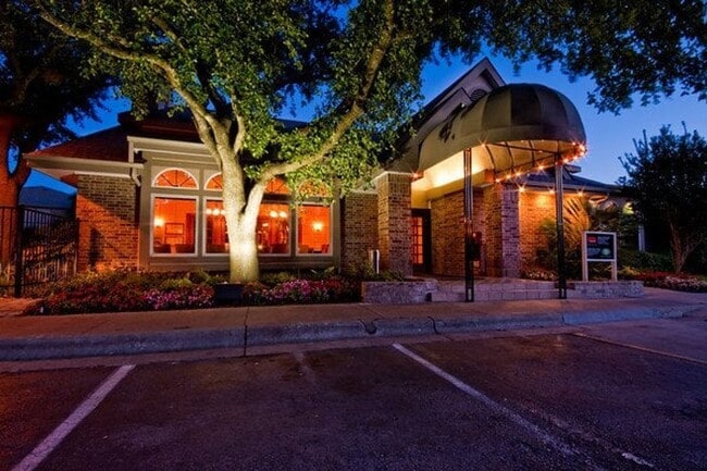 Building Photo - Fantastic Luxury 1-1 in the heart of Allandale