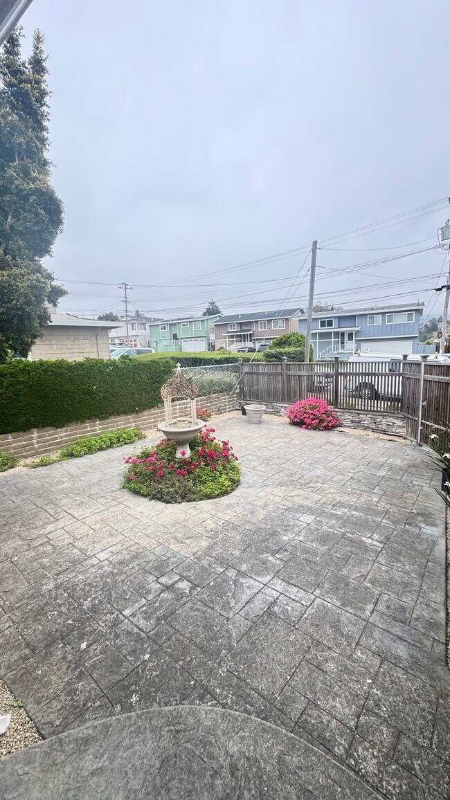 Building Photo - 1134 Manzanita Dr