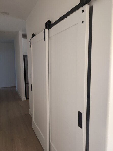 Building Photo - 1109 La Peer Dr