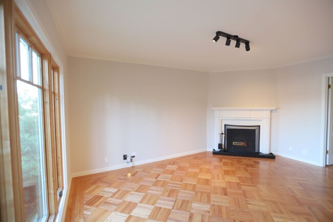 Building Photo - Glen Park: Immaculate Renovated Home 3 Bed...