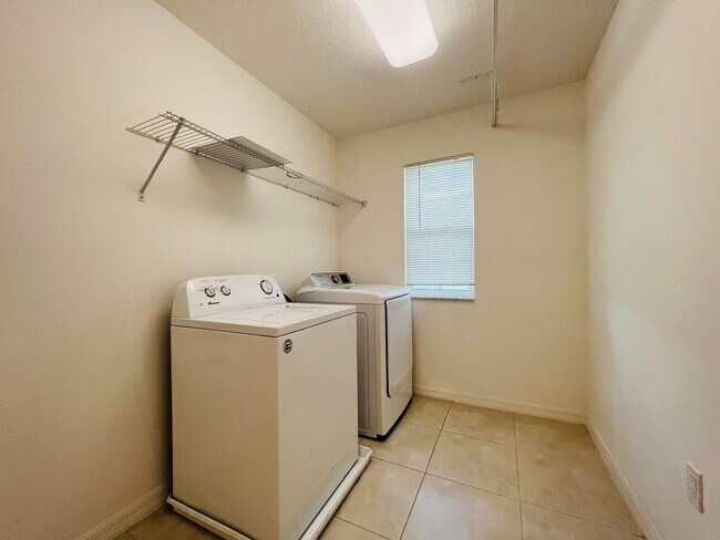 Building Photo - Luxury 5 Bedrooms 3 Bathrooms Single Family House For Rent