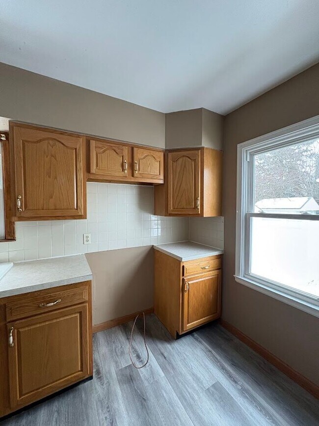 Building Photo - Three bedroom one bathroom home for rent