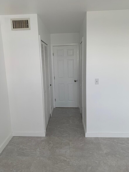 Building Photo - 9460 Fontainebleau Blvd