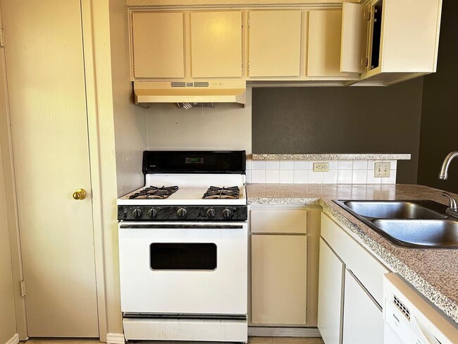 Building Photo - 1102 Hickory Grove Dr