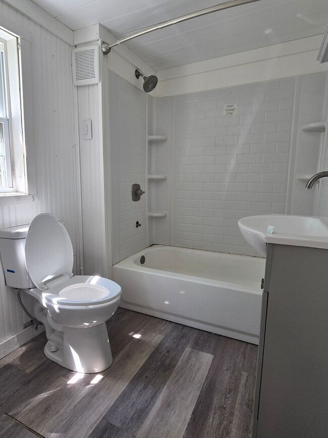 Building Photo - Month to Month Lease Unit!
