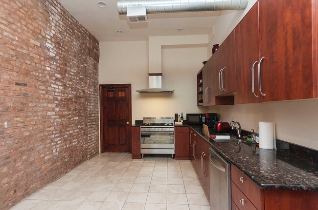 Building Photo - 548 N Wells St