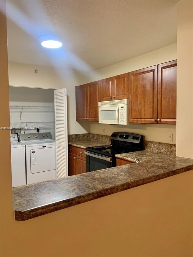 Building Photo - 529 E Sheridan St