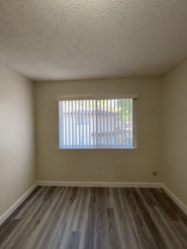 Building Photo - 2 bedroom 1 bath upstairs 4-Plex unit